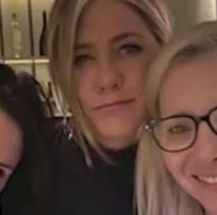 Jennifer Aniston revê amigas de 'Friends' e ignora premiação