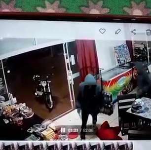 Câmera de segurança mostra roubo à padaria no bairro Universitário