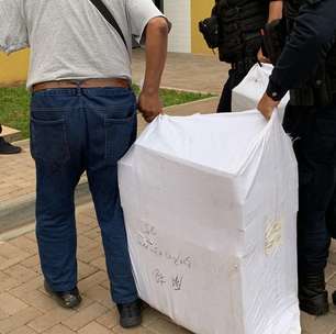Com garrafas térmicas sem importação legal, homem vai para na Delegacia