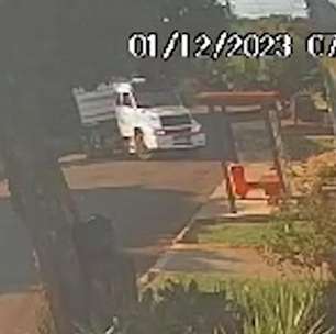 Veja momento em que caminhão derruba três postes no bairro Floresta; vídeo