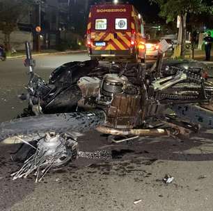 Grave acidente deixa motociclista ferido e moto destruída no Centro de Cascavel