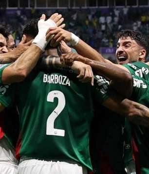 Palmeiras dá show, goleia o Corinthians e segue na caça ao líder