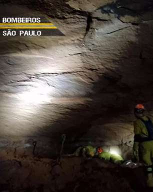 Ao menos 12 bombeiros são soterrados após desmoronamento