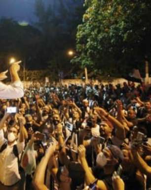 Sinalizadores, entrada no salão nobre e canto do alívio: a festa da torcida do Botafogo pela venda da SAF