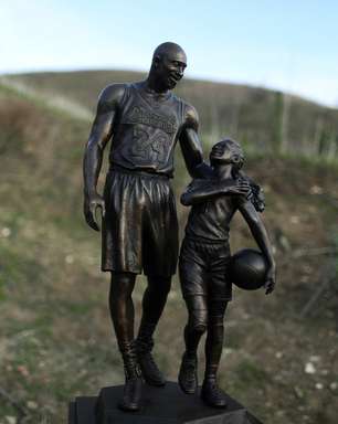 Kobe Bryant e filha ganham estátua em local do acidente
