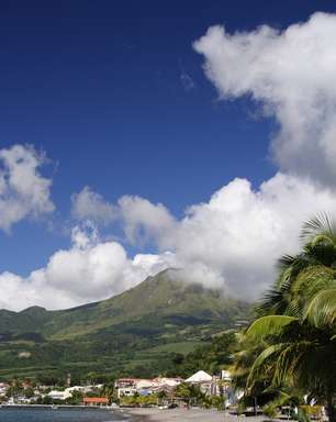 Trilha em vulcão é ponto turístico de St. Eustatius