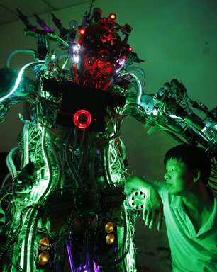 Inventor chinês cria robô humanoide com restos de lixo
