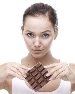 Comer chocolate não causa acne na pele; entenda