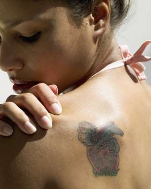 No sol, tatuagens devem receber cuidados para não desbotar