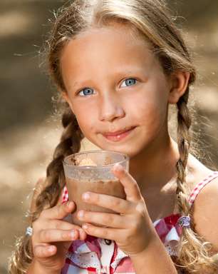 Crianças podem consumir leite com achocolatado; entenda