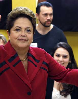 Após votar, Dilma Rousseff brinca com o neto em Porto Alegre