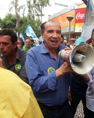 SP: vice de Aécio usa megafone para pedir votos em caminhada