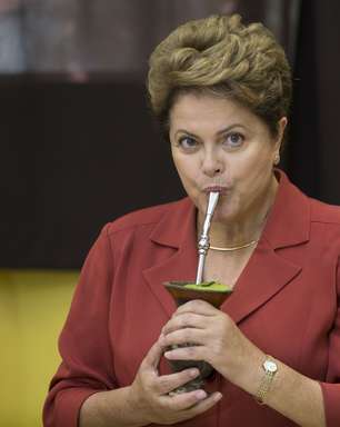 Dilma toma chimarrão ao votar no Rio Grande do Sul
