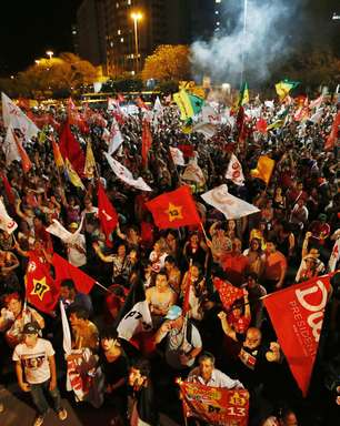 Em SP, militantes do PT comemoram com "chora burguês"