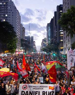 Manifestantes ocupam as 2 faixas da Paulista em protesto