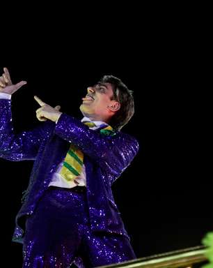 Adnet imita Bolsonaro com flexões: "Esgotado fisicamente"