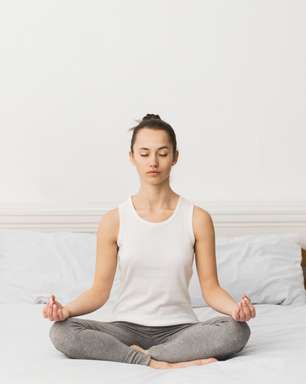 4 posturas de yoga para te ajudar a dormir