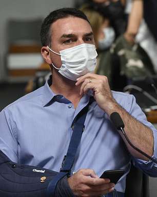 Flávio Bolsonaro expõe dados pessoais em foto de filiação