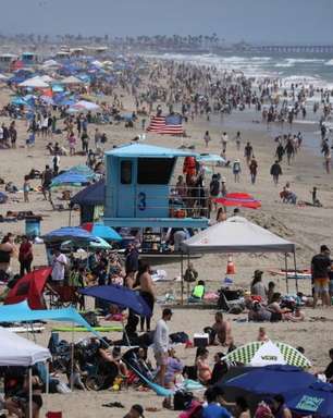 Norte-americanos pegam estrada em feriado um ano após pandemia cancelar viagens pelo país