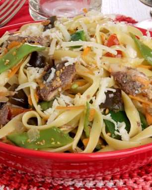 Jantar prático com talharim de legumes e sardinha