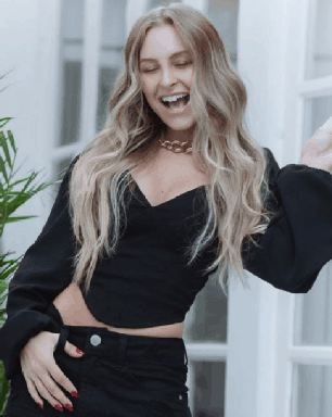 Carla Diaz rouba a cena ao posar com conjuntinho de animal print