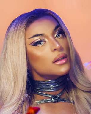 Pabllo Vittar lança versão karaokê de "Ama Sofre Chora"
