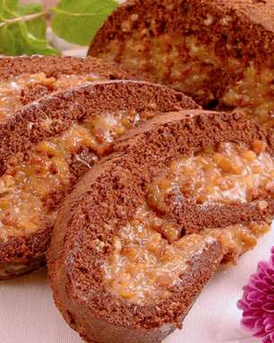 Rocambole de amendoim para um café da tarde delicioso