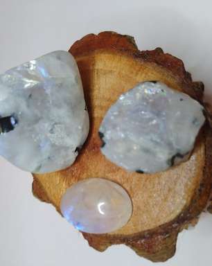 Pedra da lua: significado, benefícios e como usar o cristal