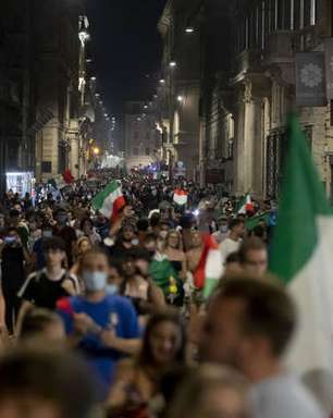 Torcedores tomam as ruas da Itália para celebrar título