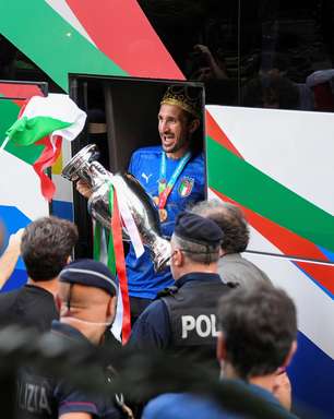 Campeões da Europa voltam à Itália e são recebidos com festa