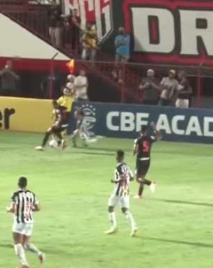 ATLÉTICO-MG: Atropelou! Guga derruba bandeirinha na lateral do campo na derrota para o Atlético-GO