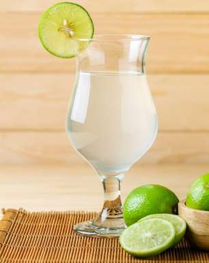 Água com limão emagrece? Nutrólogo revela os benefícios da fruta