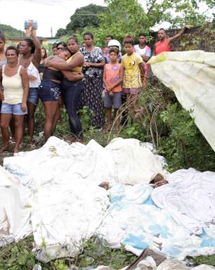 Moradores retiram corpos de manguezal após ação da PM no RJ