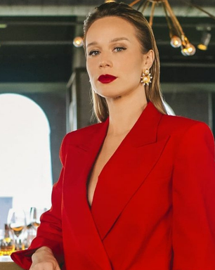 Mariana Ximenes usa look vermelho, cor ideal para as festas