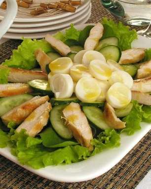 Saladas com frango rápidas e fáceis