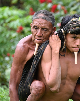 A história por trás de imagem de indígena carregando pai para se vacinar contra covid-19
