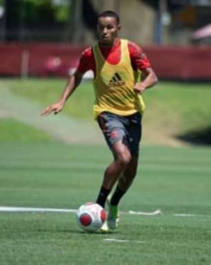 VÍDEO: Lázaro deixa dois jogadores no chão e marca belo gol no treino do Flamengo; assista