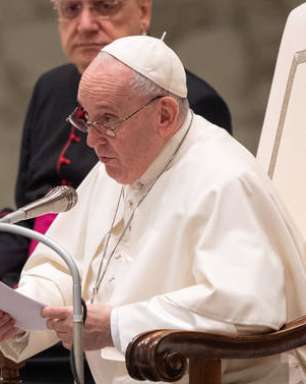 Papa Francisco diz que está com inflamação no joelho