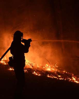 Grande incêndio na Califórnia gera evacuações e fecha estrada