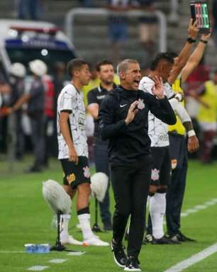 Após decepção, Sylvinho diz que Corinthians merecia ganhar