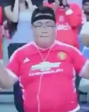 Corajoso? Fã do United dança no meio da torcida do Liverpool
