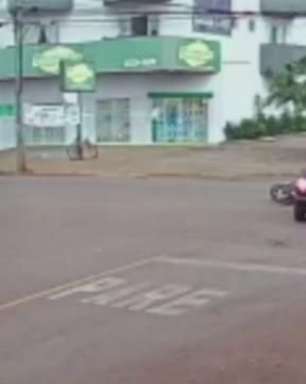 Câmera de segurança mostra acidente entre moto e carro no bairro Brasília