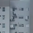 Criança resgatada do 13º andar de apartamento em chamas tem alta da UTI