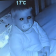 Mãe se assusta ao ligar babá eletrônica e encontrar filha em situação inusitada
