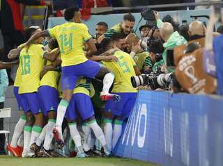 Novembro 2022: Brasil Vs Suíça, Jogo De Futebol Com Bandeiras
