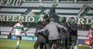 De virada! Brusque marca quatro gols, vence Operário e se aproxima da série  B