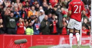 Manchester United sai na frente, mas cede empate ao lanterna Burnley no  Campeonato Inglês