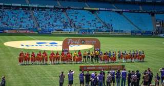 Torcedor do Inter invade campo com criança no colo e agride atleta do Caxias