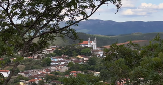 Assista: Homem morre e outras pessoas ficam feridas durante tiroteio em  campo de futebol na zona Leste de Manaus