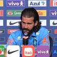 Alisson não liga para as críticas e quer 'estar no grupo dos campeões'